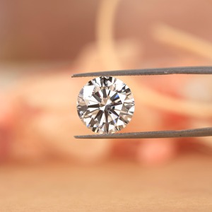 Diamant de laboratoire CVD rond de 1 carat, pureté VVS2, certifié IGI, avec finition triple excellente 3EX, idéal pour les bagues de fiançailles et les pendentifs - Product Image 1
