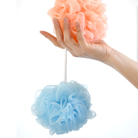 Fleur de bain de bébé en maille de boule de douche colorée écologique avec différentes couleurs donnant aux gens une expérience de bain différente