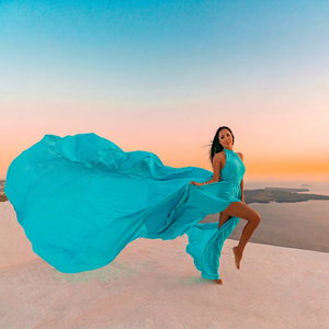Magnifique robe longue bleu ciel pour femme, style Santorin, fluide, avec traîne, dos nu, col licou et fente haute - Product Image 1
