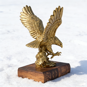 Statuetta dell'Eagle Dorato Maestoso, Decorazione in Resina dell'Aquila Cacciatrice per Casa e Ufficio - Product Image 3