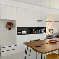 Meuble d'entrée et de salle à manger tout-en-un sur mesure avec partition optimisée. Bande de chant PUR, résistant à l'humidité et à la moisissure.