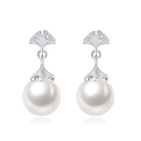 Vente en gros de boucles d'oreilles tendance en argent sterling 925 en forme de feuille de ginkgo avec incrustation de perles d'imitation pour femmes, cadeau de luxe pour les fêtes et les mariages