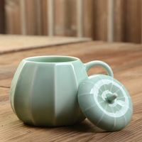 Tasse en céramique Citrouille avec couvercle et cuillère, tasse à café d'automne rayée peinte à la main, poignée en forme de tige noire, orange et menthe, vente en gros