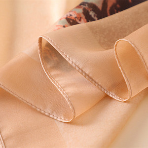 Sciarpa di Seta Floreale Stampata da Donna, Sciarpe e Coprispalle da Spiaggia Estivi di Lusso Firmati, Sciarpe di Seta a Quadri da Donna - Product Image 6