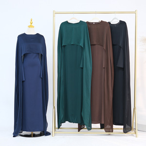 Elegante Abaya Musulmana in Stile Turco con Motivo Floreale, Set 2 Pezzi - Raso di Acetato Premium Antistatico e Antirughe per la Preghiera - Product Image 1