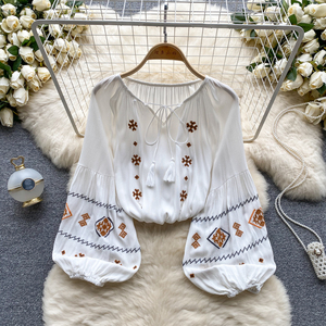 Kadınlar için Vintage Etnik Puf Kollu Bağlamalı Yaka Gömlekler Sonbahar Boho İşlemeli Bluz - Product Image 3