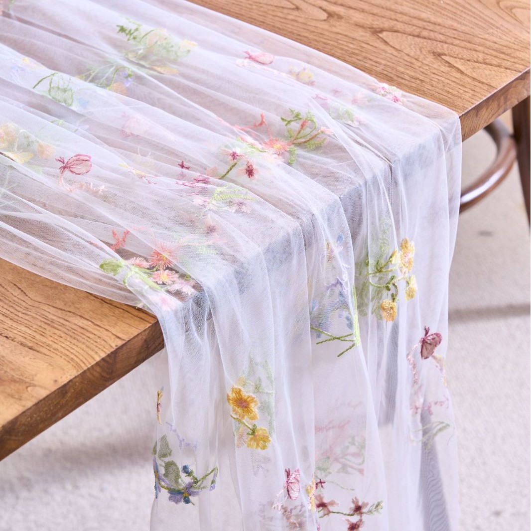 高品質花刺繍のテーブルクロスで食卓に優雅さを添えましょう
