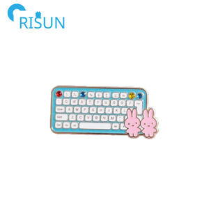 Fabrication Keycaps Air Clavier Émail Pin Logo Personnalisé <span class=keywords><strong>Disquette</strong></span> Keycap Doux Dur Émail Badge Pin Broche Teclado Aimant Pins - Product Image 4