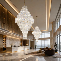 Lustre en cristal classique de luxe à plusieurs niveaux en forme de pyramide pour hall d'hôtel, design haut de gamme pour atrium, lampe suspendue pour projet d'hôtel, escalier ou villa