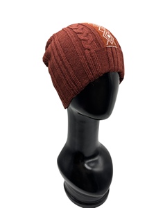 Bonnet d'hiver pour femme de la marque taïwanaise LANDBAS, 85% acrylique, 15% laine, étiquette tissée, tricot uni et motif torsadé - Product Image 3