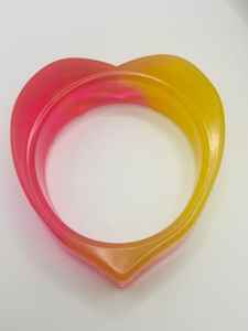 Bracelets en résine faits à la main pour femmes avec des motifs de couleurs uniques, légers, durables et élégants - Product Image 6