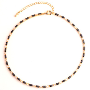 Collier ras du cou tennis en cuivre plaqué or avec strass rectangulaires colorés et chaîne délicate en cristal multi-baguette pour clavicule - Product Image 5