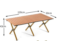 Table de camping en aluminium avec pieds renforcés et antidérapants, facile à installer, stable sur les surfaces en herbe et en gravier.