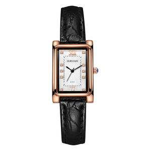 Montre tendance à quartz carrée avec bracelet en cuir et sertissage de diamants - Product Image 3