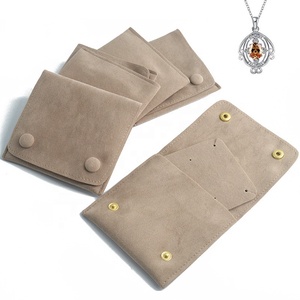 Petit sac à bijoux en microfibre personnalisé avec logo, pochette en velours à rabat pour boucles d'oreilles, colliers, bracelets et bagues - Product Image 6