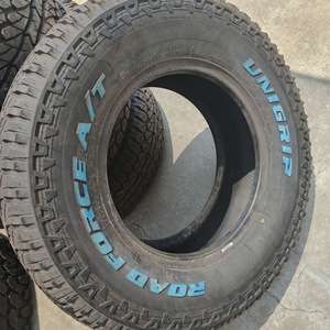 <span class=keywords><strong>Pneus</strong></span> tout-terrain usagés, robustes, à bande de roulement résistante aux crevaisons et aux coupures, pour la conduite sur les dunes, sur les rochers et en cross-country - Product Image 1