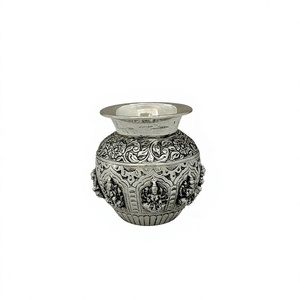 Estatua de Ashtalakshmi Kalash con Tallado Fino - Product Image 1