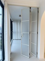 Porte pliante moderne en verre trempé sans rail pour balcon, porte pliante en aluminium sur mesure pour chambre, cuisine, extérieur, villa