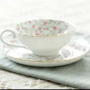 Свадебная Роскошная фарфоровая чашка с цветочным рисунком с золотой оправой и блюдцем для чая, кофе