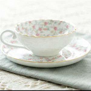 <span class=keywords><strong>Tasse</strong></span> et soucoupe en <span class=keywords><strong>porcelaine</strong></span> de luxe, motif floral et bords dorés, design moderne, pour le café ou le thé - Product Image 1