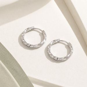 Pendientes de Aro de Acero Inoxidable Trenzado, Tono Plateado Pulido, Pendientes Compactos Tipo Huggie con Bisagra, 14.9mm - Product Image 1