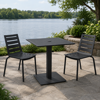 Ensemble de tables et chaises de bistrot en aluminium noir résistant aux intempéries, aux rayures et aux UV, pour l'hôtellerie et la restauration en extérieur