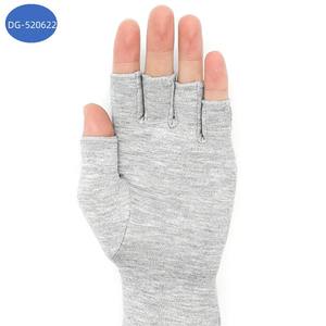 BDE caldo di vendita di bambù guanti di compressione in fibra di carbone d'argento ioni antibatterico guanti mezze dita per Sport e Fitness - Product Image 1