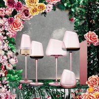 Elegante Flamingo-Weingläser aus Rosa Kristallglas mit Schräg-Konkavem Boden Handgefertigte Kelche für Weiß- und Rotwein
