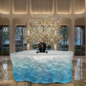 طاولة قهوة من الراتنج بتصميم فني منحوت وغير منتظم، ذات طابع شخصي وإحساس بالفخامة المتقدمة لغرفة المعيشة - Product Image 1