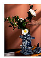 Sculpture de pagode en céramique de porcelaine bleue et blanche antique de Jingdezhen, design Feng Shui émaillé, style ange, décoration d'intérieur