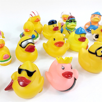Lot de jouets de bain et de douche pour enfants en gros, assortiment unique de mini canards en caoutchouc jaunes, reine, roi, planche de surf, équipe de football, avec skis
