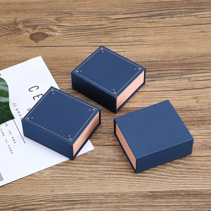 Caja de Embalaje de Joyería Magnética Simple de Cartón de Alta Calidad con Estructura de Papel Rígido y Esponja para Pulseras, Collares y Pendientes - Product Image 3