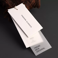 Étiquettes de vêtements en papier gaufré de qualité supérieure avec cordon de suspension, respectueuses de l'environnement, acceptant l'impression personnalisée des matériaux pour les vêtements de luxe