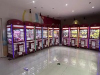 Le centre d'arcade populaire propose une rangée de machines de jeu à monnayeur très populaires pour un joueur, destinées aux jeux de balle. Bornes d'arcade à monnayeur;