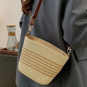 Bolso de Hombro Tipo Cesta Tejida de Paja Pequeño y Económico para Mujer, Ideal para Verano, Playa y Viajes al Aire Libre - Product Image 1