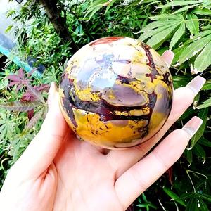 Sphère en pierre de jaune d'œuf polie style bohème en gros - Choix idéal pour la maison et les festivals - Product Image 1