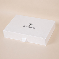 Boîte rigide avec tiroir coulissant, papier blanc imprimé avec logo personnalisé, ruban et film plastique d'emballage