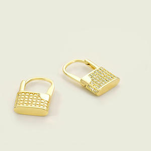 Orecchini a perno di lusso placcati oro con cristalli e chiusura a lucchetto per donna, gioielli alla moda con micro inserti per l'uso quotidiano - Product Image 6
