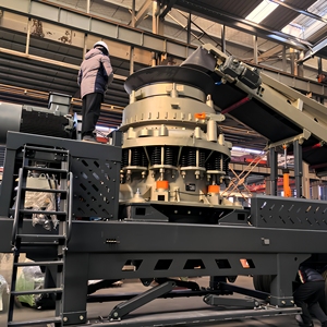 Hoogwaardige mobiele <span class=keywords><strong>crusher</strong></span> van 300t/u, wielgemonteerde kegelbreker voor beton, kalksteen, grind en aggregaten, mobiel brekerstation - Product Image 2