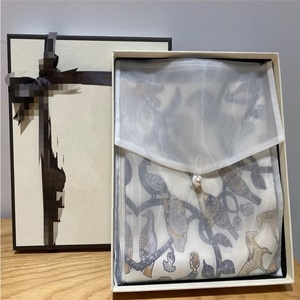 Bolsa de Regalo de Organza Gris Personalizada Fuchen OP para Ropa con Botón de Perla - Product Image 1