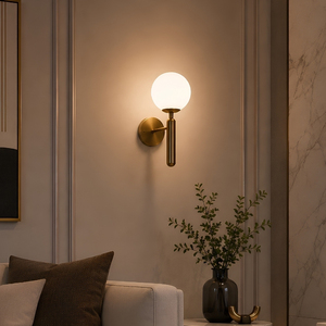 Nouvelle conception de applique murale Elowyn en laiton brossé avec globe en verre opale givré, lampe de chambre à coucher - Product Image 5