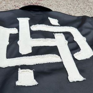 เสื้อแจ็คเก็ตหนังผู้ชายคุณภาพสูงแบบสั่งทำพิเศษ แขนสั้น แต่งซิป ปก PU ปักโลโก้และแพทช์ตามสั่ง สไตล์สตรีทแวร์ - Product Image 4