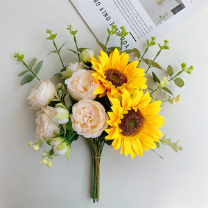 Qingyu Chronicle – Bouquet de tournesols artificiels en soie pour la décoration de la maison et les mariages - Product Image 1