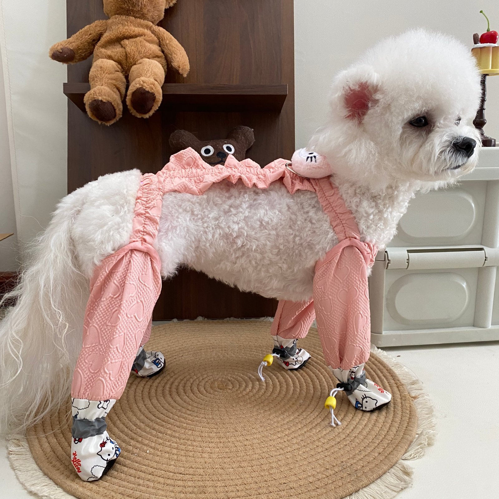 Chat Kitty rose avec des pattes