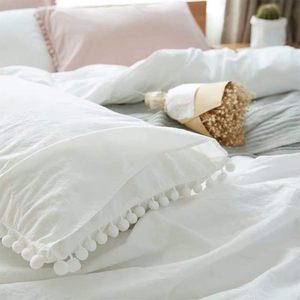 3-teiliges Boho Bohemian Farmhouse Mikrofaser-Bettwäsche-Set - Weiche und Leichte Bettdecke, Einfarbig Weiß mit Pompons - Product Image 3
