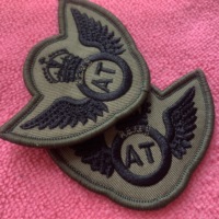 Emblème brodé d'uniforme en sergé de toile de Logo en relief parfait, patch de gilet de broderie de prix usine pour accessoires vestimentaires