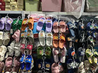 Porte-chaussures en plastique en gros, noir et blanc, pour suspendre des pantoufles dans la salle de bain et le salon