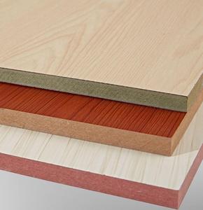 Panneau de <span class=keywords><strong>bois</strong></span> MDF mélaminé HDF <span class=keywords><strong>contreplaqué</strong></span> de première qualité E1, résistant à l'humidité, tailles personnalisables 18 mm 4x8 - Product Image 2