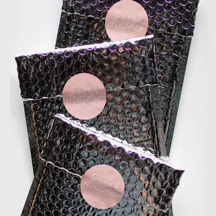 Özelleştirilmiş posta çantası yapışkanlı etiket rulo ambalaj CMYK baskı baloncuklu zarf mat vinil metalik ürün yuvarlak etiket