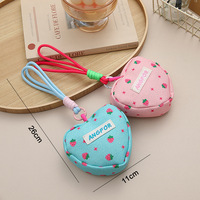 Tas Gantungan Kunci Portabel Grosir Pabrik, Casing Earphone Universal, Dompet Mini Bentuk Hati Stroberi Lucu, Tas Koin Pergelangan Tangan dengan Liontin